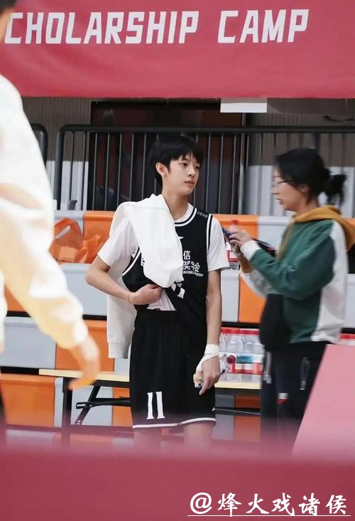 又一位星二代“整容式逆袭”,19岁帅成180cm肌肉男神,果然胖子都是潜力股! 又一位星二代“整容式逆袭”,19岁帅成180cm肌肉男神,果然胖子都是潜力股!