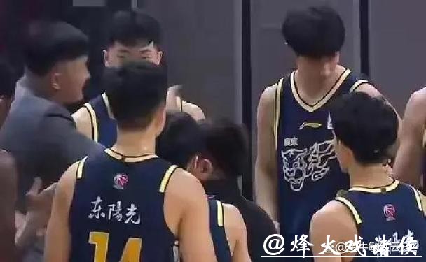 主场输给广东又怪谁，威金顿关键时刻连连送人头，广州难逃失利命运，球队配合也被拖累